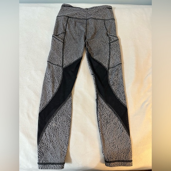 Lululemon High Rise Legging Side Pockets Gray, Black Mesh Around To Ankle Size 6 - Picture 2 of 9